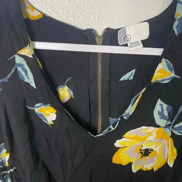 ☀️Volcom Romper - Picture 2 of 4